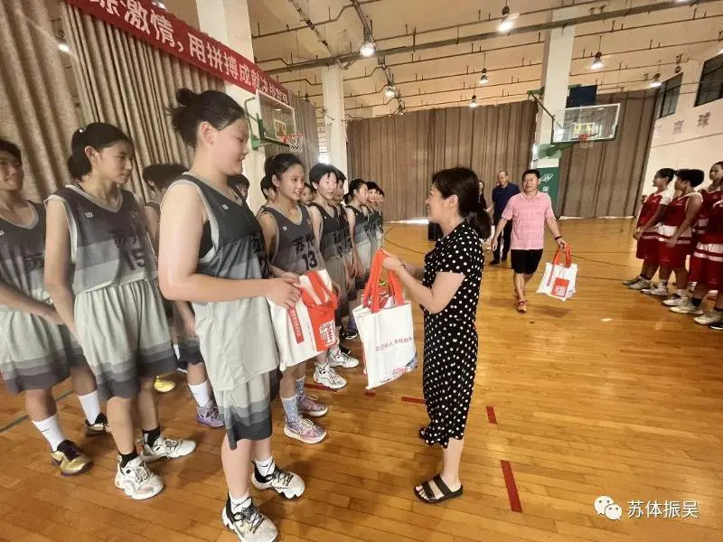 大学篮球运动员如何应对常见的伤病并进行有效治疗?_0